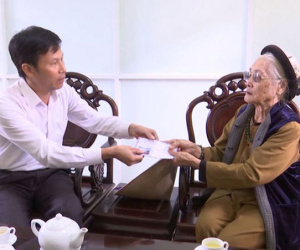 Xúc động với hình ảnh cụ bà 88 tuổi ở Bắc Ninh đập lợn đất, đạp xe đi ủng hộ người dân miền Trung