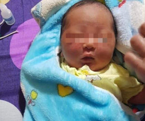 Hà Tĩnh: Phát hiện bé gái sơ sinh trong chiếc chăn nhung bị bỏ rơi ngoài đồng lúc rạng sáng