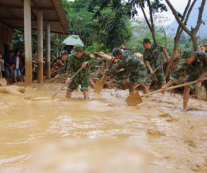 Sau bão lũ, một xã ở Quảng Trị ngập trong lớp bùn dày gần 1 mét