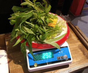 Vụ ăn buffet bị phụ thu 200k rau muống - chủ nhân bóc phốt gây hoang mang với status: Có chuyện gì mọi người lên tiếng bảo vệ mình nha