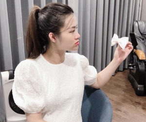 Cận ngày sinh, Đông Nhi hé lộ ảnh tự tay chuẩn bị quà cho con gái, nhưng sao lại có biểu cảm 'hờn dỗi' thế này?