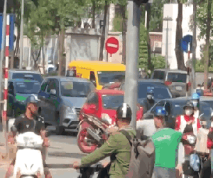 Video: Va chạm giao thông, tài xế grab bị đánh vì cầm gạch thách thức