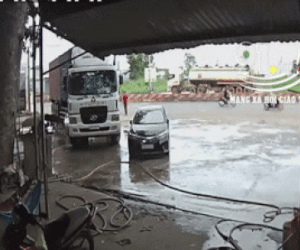 Video: Không va chạm, tài xế ô tô 4 chỗ vẫn chạy ra ăn vạ xe đầu kéo