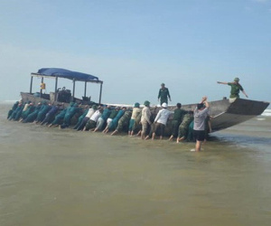 Tàu gỗ không người, không số hiệu trôi dạt vào bờ biển Quảng Trị