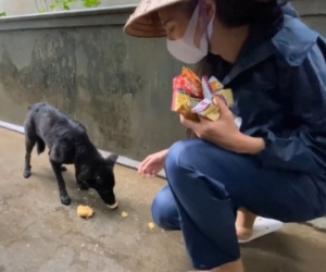 Hình ảnh dễ thương của Thủy Tiên trong lúc đi miền Trung lần đầu được tiết lộ khiến ai cũng xuýt xoa
