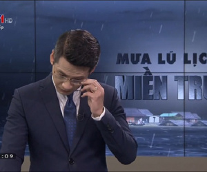 BTV của VTV nghẹn ngào bật khóc, không nói lên lời trên sóng trực tiếp trong chương trình về mưa lũ miền Trung