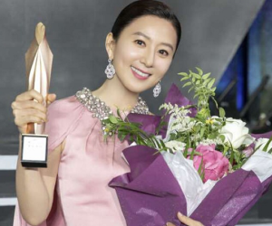 Asia Contents Award - LHP Busan 2020: 'Bà cả' Kim Hee Ae giành giải Nữ diễn viên xuất sắc nhất, Hạ cánh nơi anh tiếp tục ''trắng tay'