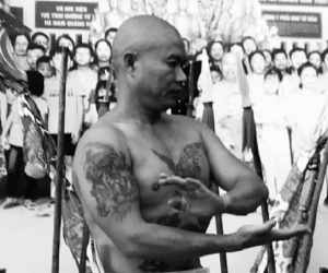 Chưởng môn Vịnh Xuân Việt Nam chống lũ côn đồ, suýt mất bàn tay để cứu học trò