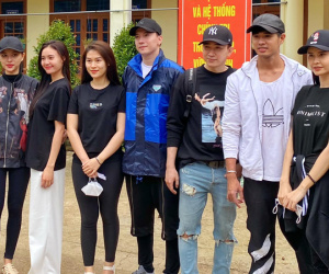Lan Ngọc và Chi Dân bất ngờ xuất hiện chung, đồng hành với ST, Trương Quỳnh Anh đến miền Trung để cứu trợ bà con