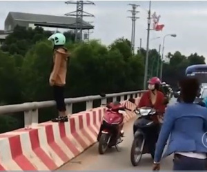 Thấy người phụ nữ định nhảy cầu, nam thanh niên lao tới kéo xuống: 'Về đi chị ạ, người ta muốn sống chẳng được, phải nghĩ đến con mình'