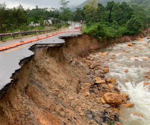 Hàng loạt tuyến đường sạt lở do mưa lũ