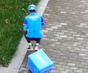 Đang trên đường đi giao đồ ăn, shipper bỗng dừng xe để nhặt hoa dại bên đường, ý đồ của anh khiến cư dân mạng khen nức nở