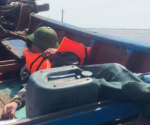 Dành hơn nửa tháng ở miền Trung để cứu trợ bà con vùng lũ, khoảnh khắc Trang Trần tranh thủ ngủ trên thuyền vì kiệt sức khiến nhiều người xúc động
