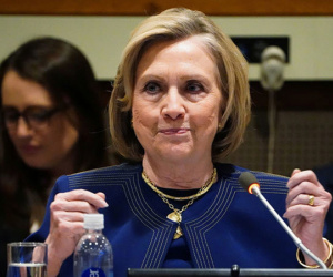 Bà Clinton tố ông Trump ‘đánh cắp’ cuộc bầu cử 2016