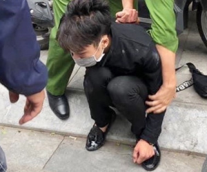 Hà Nội: Bắt nóng thanh niên táo tợn dùng dao cướp tiệm vàng