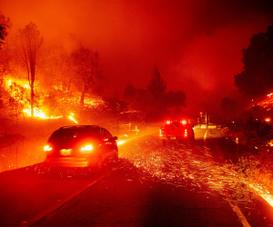 Cháy rừng tại California mất kiểm soát, khoảng 100.000 người phải đi sơ tán