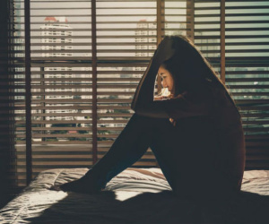 Bất đắc dĩ cho chồng 'tìm cảm giác lạ', tôi định nhắm mắt bỏ qua nhưng vẫn không khỏi bàng hoàng trước người đàn ông nằm trong phòng ngủ