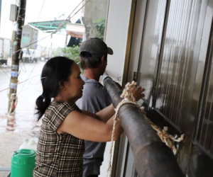 Người dân ven biển Quảng Ngãi cố chằng chống nhà cửa trước khi bão số 9 đổ bộ: 'Giờ nhà cửa mình đã cố giữ, nếu mất thì đành chịu thôi'