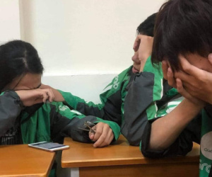 Xúc động hình ảnh 3 sinh viên miền Trung khóc nức nở khi gọi điện về quê nhà