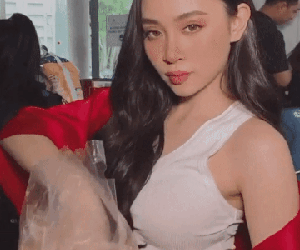 Trộn bánh tráng phong cách thí sinh thi Hoa hậu, quan trọng nhất vẫn là đẹp