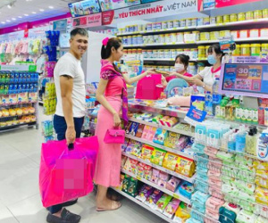 Thủy Tiên chuẩn bị lên đường trở lại vùng lũ miền Trung, lần này Công Vinh quyết 'kè kè' bên vợ