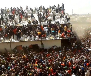 'Biển người' đổ về nhà kho cứu trợ thực phẩm tại Nigeria