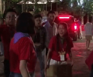 Cô gái gây sốc khi đi trên than hồng trong sự cổ vũ của đám đông và cái kết bất ngờ