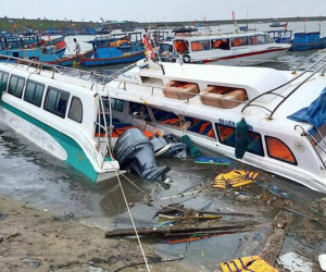 Những hình ảnh đầu tiên tại đảo Lý Sơn khi bão số 9 đi qua: Mọi thứ đều tan hoang, người dân thất thần bên đống đổ nát