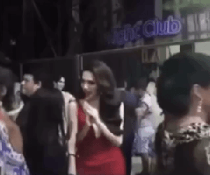 Netizen khẩu chiến vì clip Hương Giang tại Hoa hậu chuyển giới 2018: Giây trước tươi rói với fan, giây sau quay ngoắt 180 độ