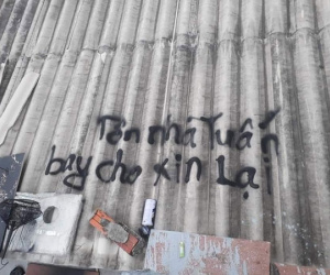Người dân Lý Sơn viết hẳn tên mình lên mái tôn, đề phòng bão thổi bay nóc vẫn tìm lại được