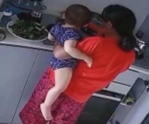 Thấy con gái 16 tháng tuổi khóc ngất với bàn tay phồng rộp, cha mẹ xem camera và sững sờ trước hành động của nữ giúp việc