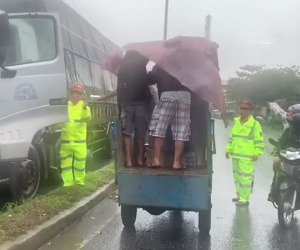 Video: QL 1A ùn tắc hàng trăm xe do bão số 9, CSGT mang cơm miễn phí cho tài xế