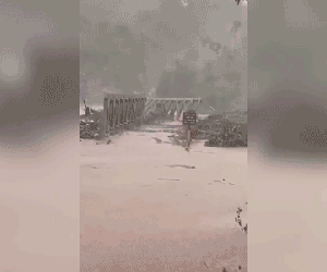 CLIP: Kinh hoàng lũ cuốn trôi cầu, 1.500 hộ dân bị cô lập