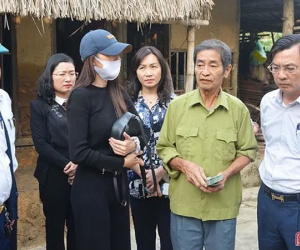Thủy Tiên 'trao nóng' 200 triệu đồng cho một người dân mất trắng tài sản sau lũ