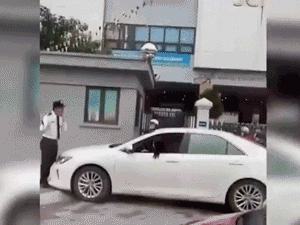 Nữ tài xế lao lên vỉa hè để 'tìm cho mình một lối đi riêng', bị bảo vệ ngăn cản vẫn cố nài: 'Bây giờ muộn rồi, cho em đi nốt lần này'