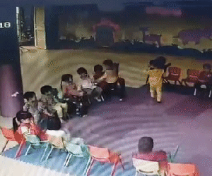 Con bị bạn cùng lớp đánh hội đồng nhiều ngày liên tục, mẹ phản ánh vào nhóm chat của phụ huynh thì nhận được câu trả lời ai nấy đều bức xúc