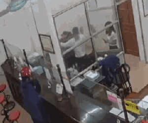 Táo tợn xông vào chi nhánh ngân hàng uy hiếp nhân viên cướp hơn 200 triệu đồng
