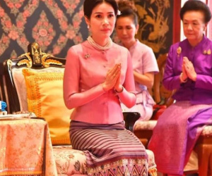 Thái độ của Hoàng quý phi Thái Lan mỗi lần xuất hiện trước công chúng được nhận xét: Đã đẹp người còn tốt nết