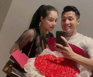 Scandal 'single mom' lắng xuống, Khánh Linh để lại trạng thái 'đã đính hôn' với Bùi Tiến Dũng, lời nhắn nhủ của mẹ ruột gây chú ý