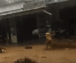 Clip kinh hoàng ở Quảng Nam: Người phụ nữ bị lũ quét cuốn phăng giữa đường, thoát chết thần kỳ nhờ được người dân kéo lại