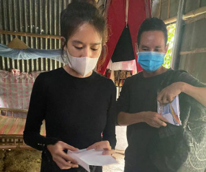 Minh Hà tiết lộ cô và ông xã Lý Hải từng nhiều lần bất đồng quan điểm trong chuyện tặng tiền cho bà con vùng lũ