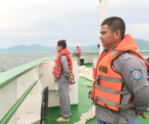 Đang lai dắt 1 tàu cá Bình Định về bờ, máy bay tiếp tục tìm kiếm 26 ngư dân mất tích còn lại
