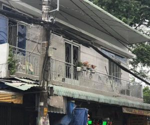 Cha chốt cửa phòng cùng hai con, phóng hoả