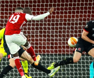 Ghi 3 bàn trong 4 phút, Arsenal thắng trận thứ hai ở Europa League