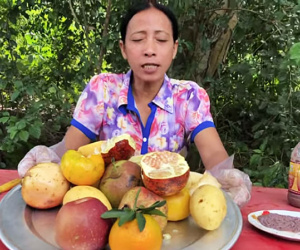 Bà Lý Vlog - 'Bản sao lỗi' của bà Tân Vlog liên tục bị dân mạng chỉ trích: Ăn hoa quả chấm mắm tôm, nấu nướng mất vệ sinh, ngồi ăn ở bãi đất đá lem nhem bẩn