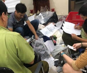 Bắt quả tang cơ sở đang 'hô biến' hàng Trung Quốc thành hàng hiệu