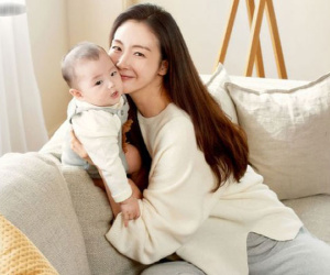 'Nữ hoàng nước mắt' Choi Ji Woo lần đầu lộ diện sau 5 tháng sinh con, nhan sắc và body khiến dân tình kinh ngạc