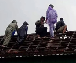 Chưa đầy 1 phút, trận lốc xoáy làm tốc mái 29 nhà dân
