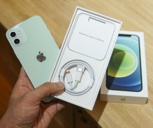 iPhone 12 hàng 'xách tay' giảm giá