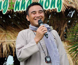 MC Quyền Linh trực tiếp về miền Trung cứu trợ, kêu gọi được 2,3 tỷ đồng sau chưa đầy 1 giờ livestream